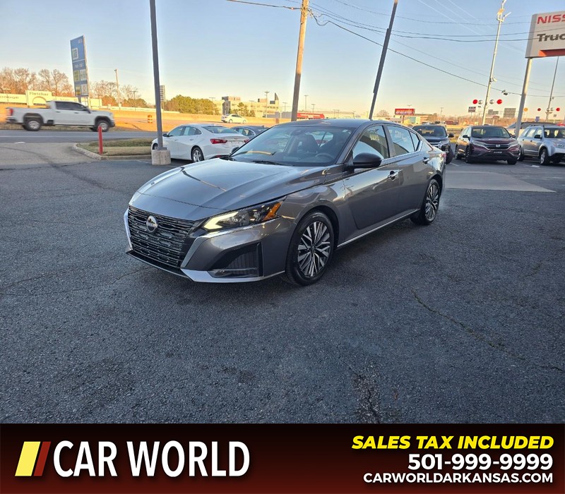 Nissan Altima Vehicle Full-screen Gallery Image 3