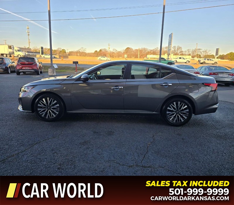 Nissan Altima Vehicle Full-screen Gallery Image 4