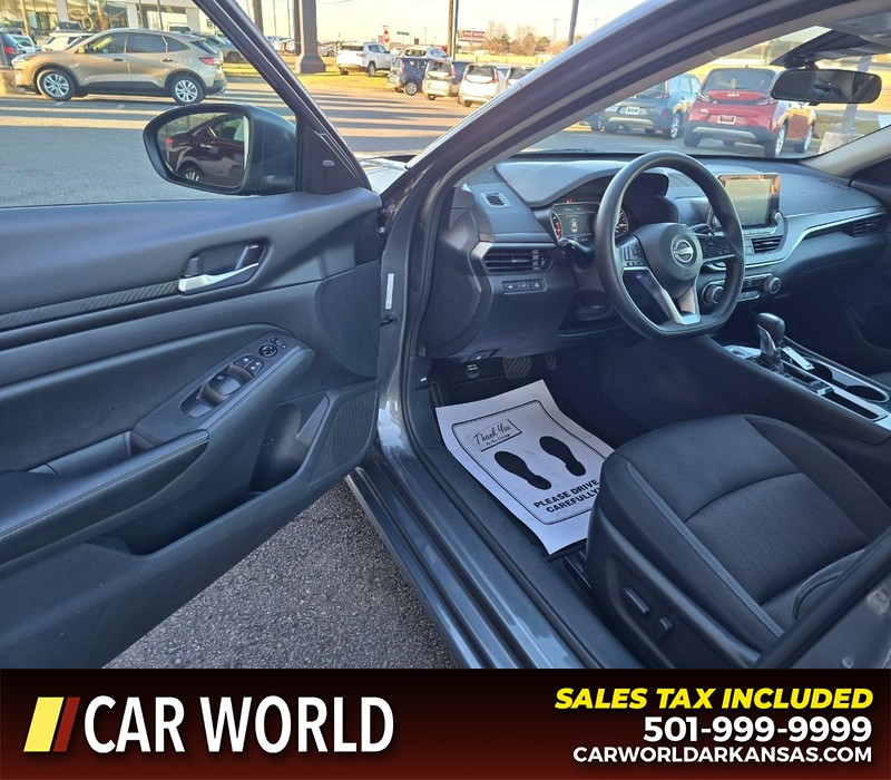 Nissan Altima Vehicle Full-screen Gallery Image 7