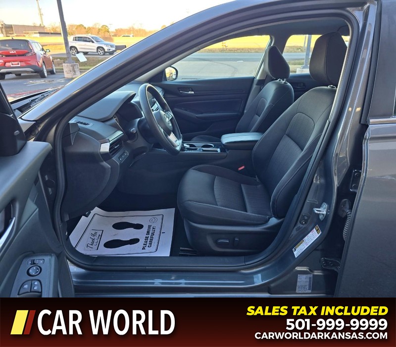 Nissan Altima Vehicle Full-screen Gallery Image 8