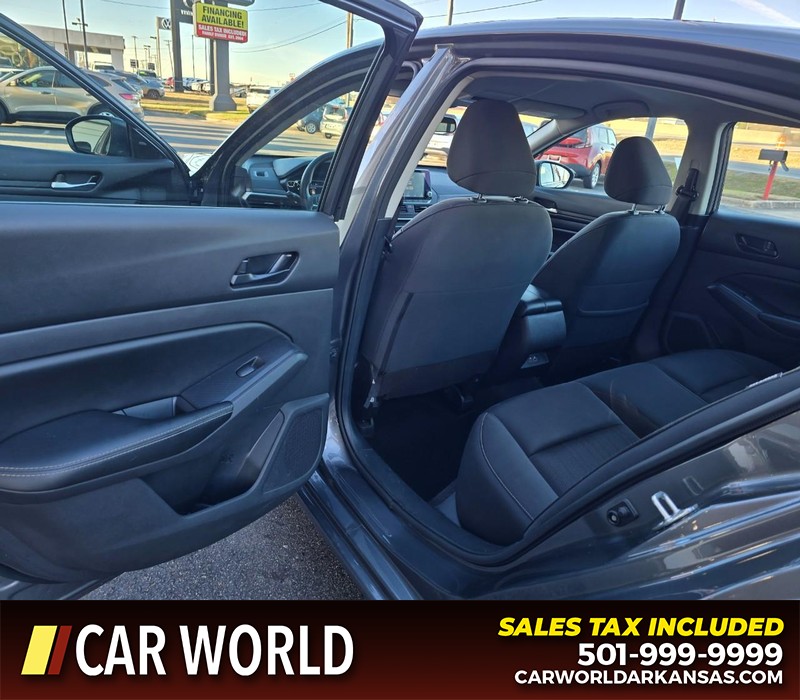 Nissan Altima Vehicle Full-screen Gallery Image 9