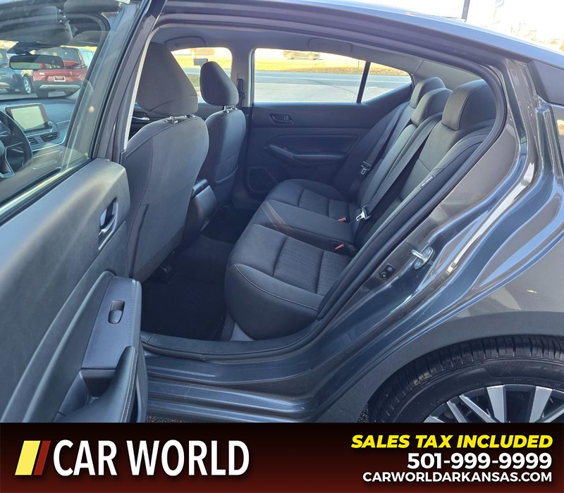 Nissan Altima Vehicle Full-screen Gallery Image 10