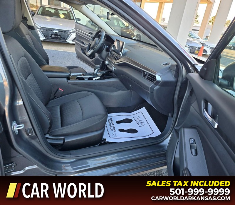 Nissan Altima Vehicle Full-screen Gallery Image 11