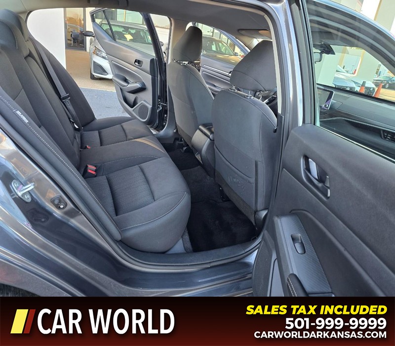 Nissan Altima Vehicle Full-screen Gallery Image 12