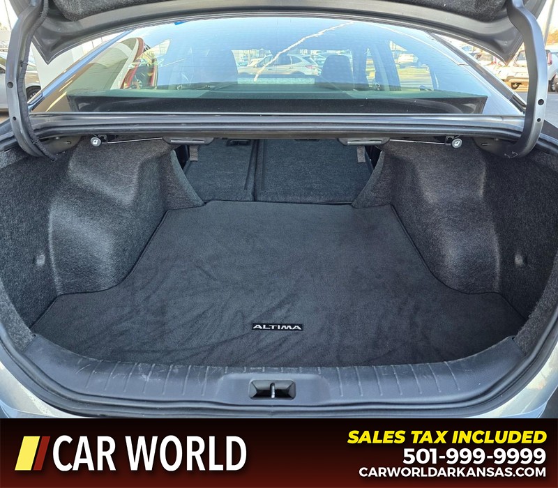 Nissan Altima Vehicle Full-screen Gallery Image 14