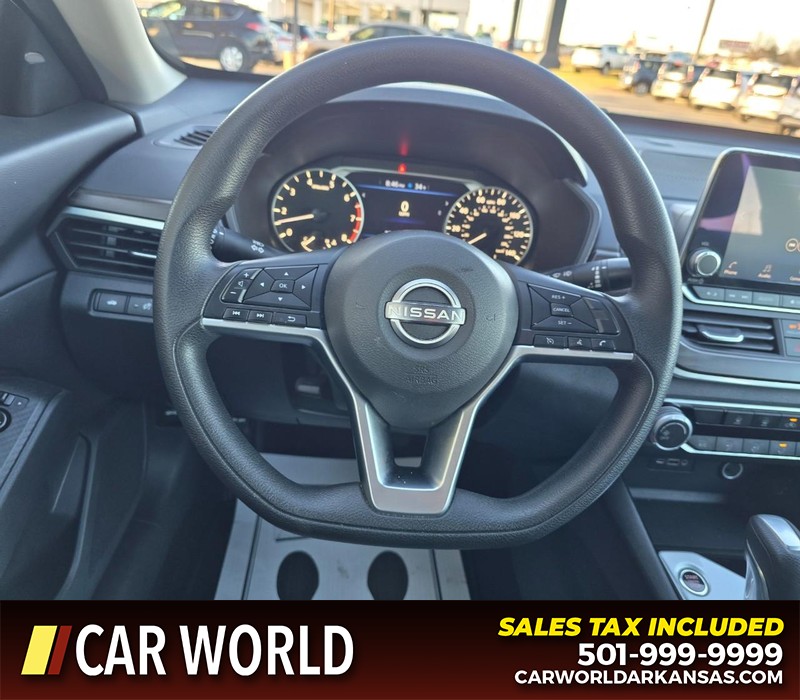 Nissan Altima Vehicle Full-screen Gallery Image 15