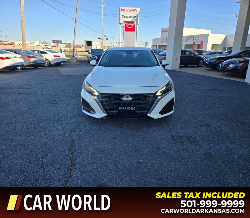 Nissan Altima Vehicle Full-screen Gallery Image 2