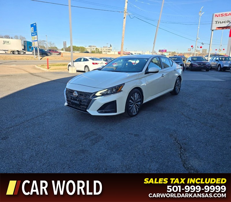 Nissan Altima Vehicle Full-screen Gallery Image 3