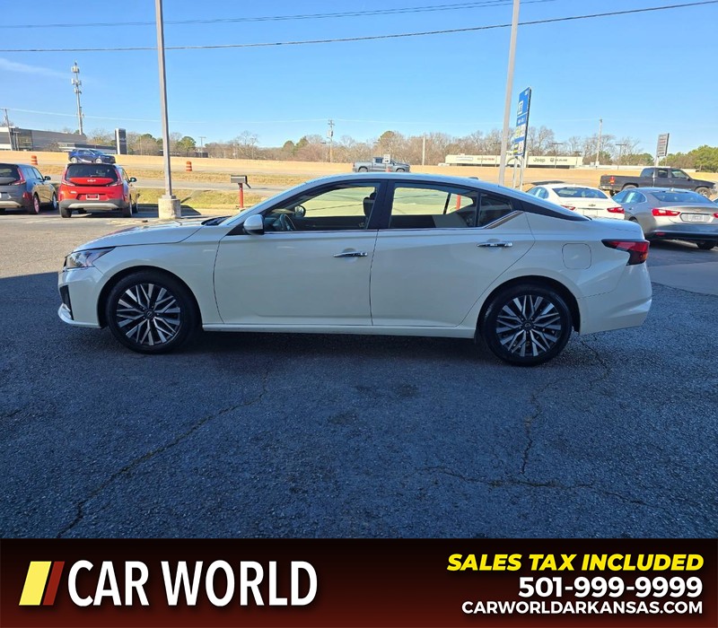 Nissan Altima Vehicle Full-screen Gallery Image 4