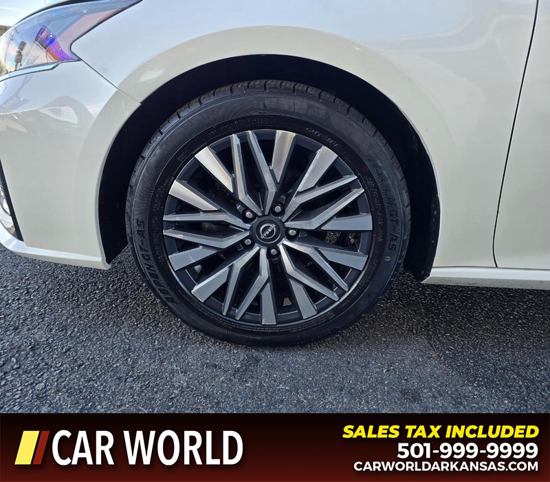 Nissan Altima Vehicle Full-screen Gallery Image 6