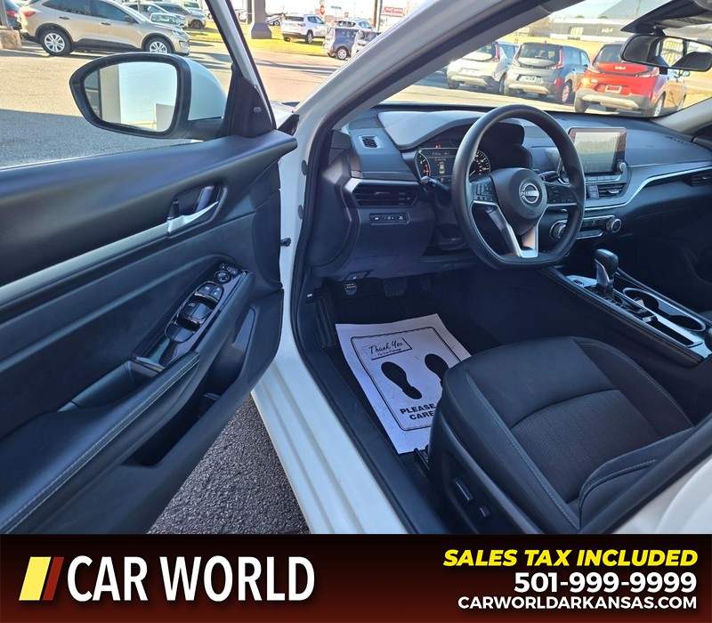 Nissan Altima Vehicle Full-screen Gallery Image 7