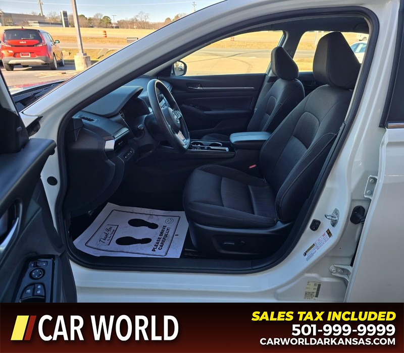 Nissan Altima Vehicle Full-screen Gallery Image 8