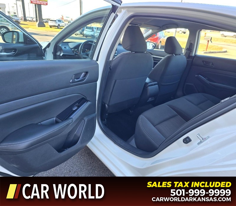 Nissan Altima Vehicle Full-screen Gallery Image 9