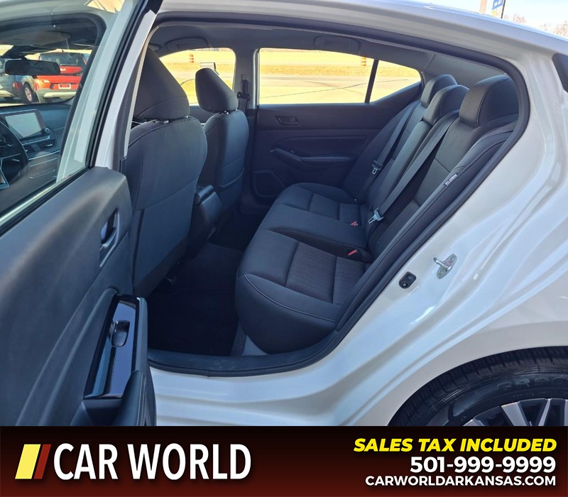 Nissan Altima Vehicle Full-screen Gallery Image 10