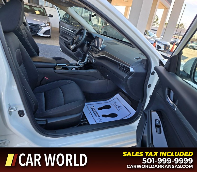 Nissan Altima Vehicle Full-screen Gallery Image 11