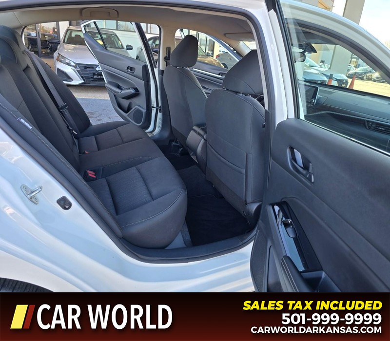 Nissan Altima Vehicle Full-screen Gallery Image 12