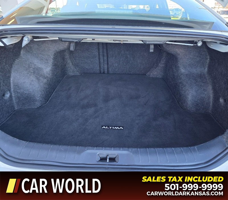 Nissan Altima Vehicle Full-screen Gallery Image 13