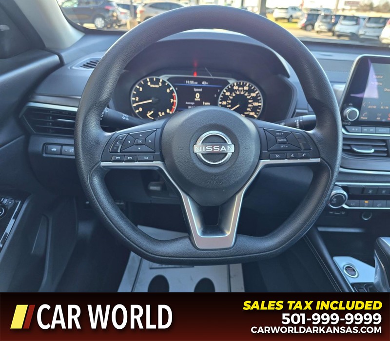 Nissan Altima Vehicle Full-screen Gallery Image 15