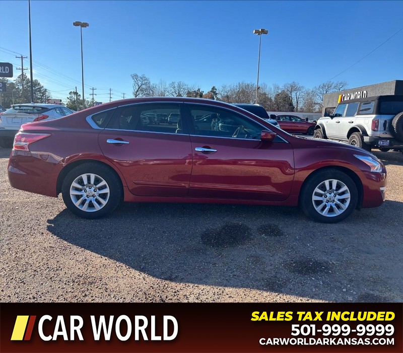 Nissan Altima Vehicle Full-screen Gallery Image 2