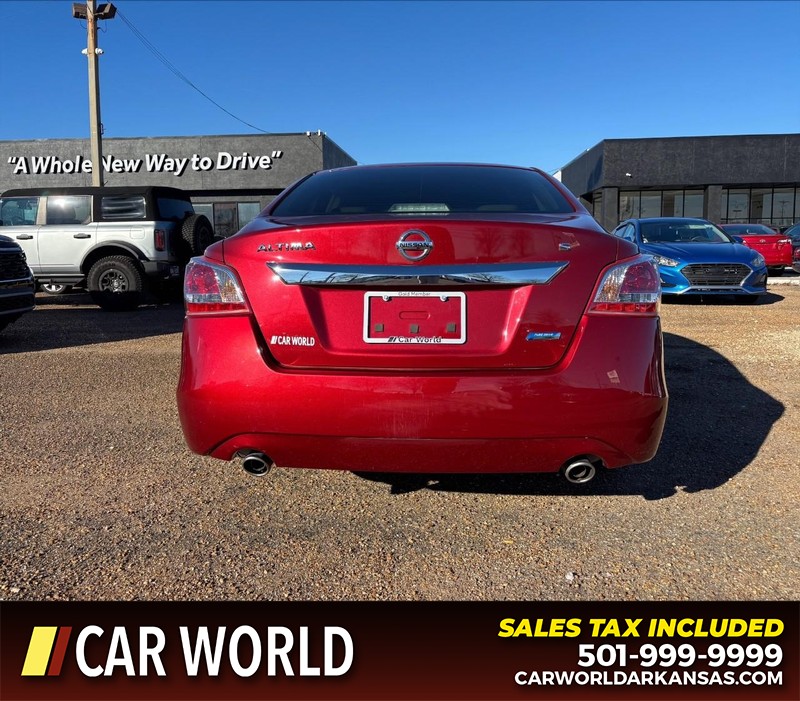 Nissan Altima Vehicle Full-screen Gallery Image 4