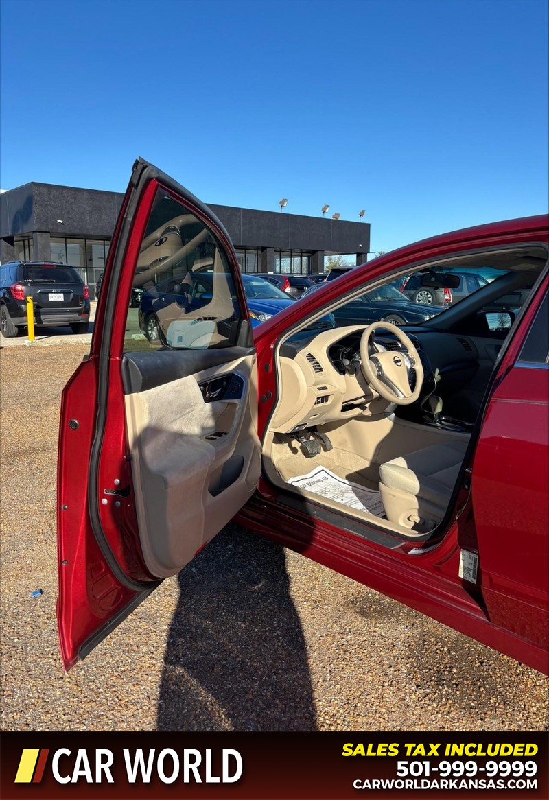 Nissan Altima Vehicle Full-screen Gallery Image 12