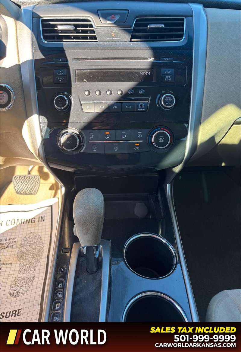 Nissan Altima Vehicle Full-screen Gallery Image 17