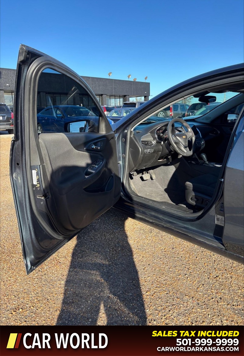 Chevrolet Malibu Vehicle Full-screen Gallery Image 12