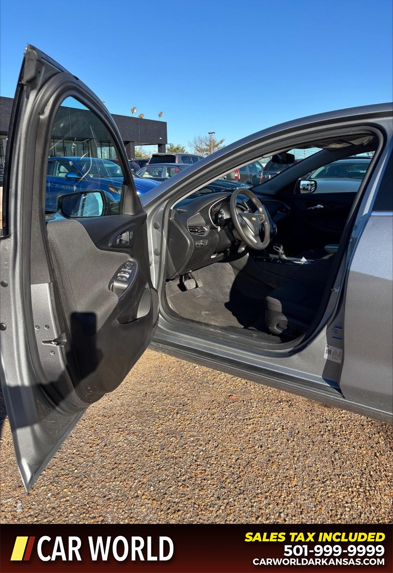 Chevrolet Malibu Vehicle Full-screen Gallery Image 12