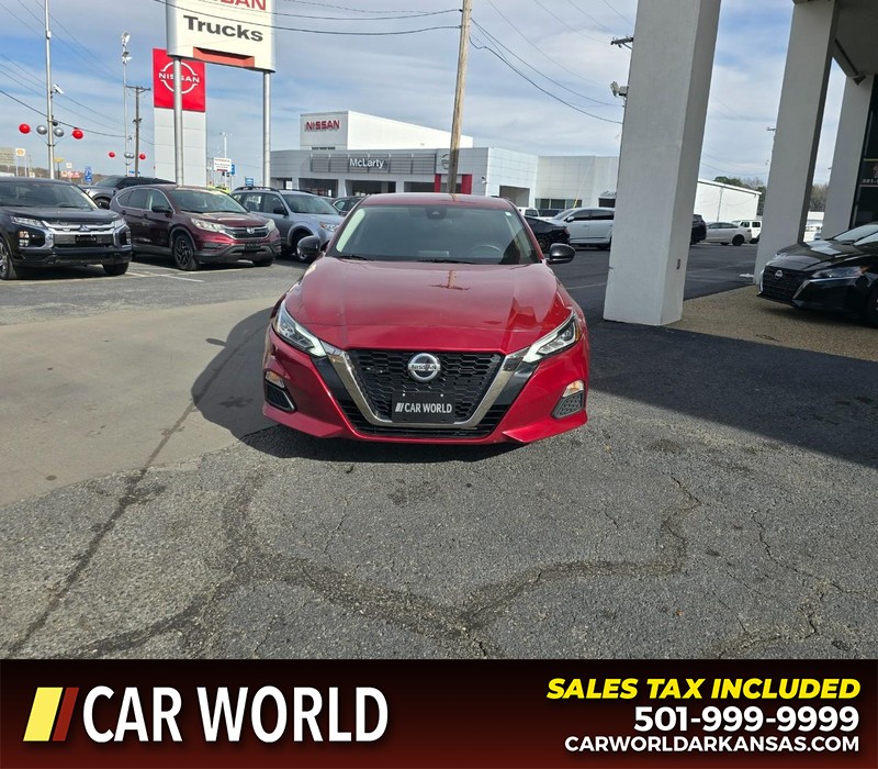 Nissan Altima Vehicle Full-screen Gallery Image 2