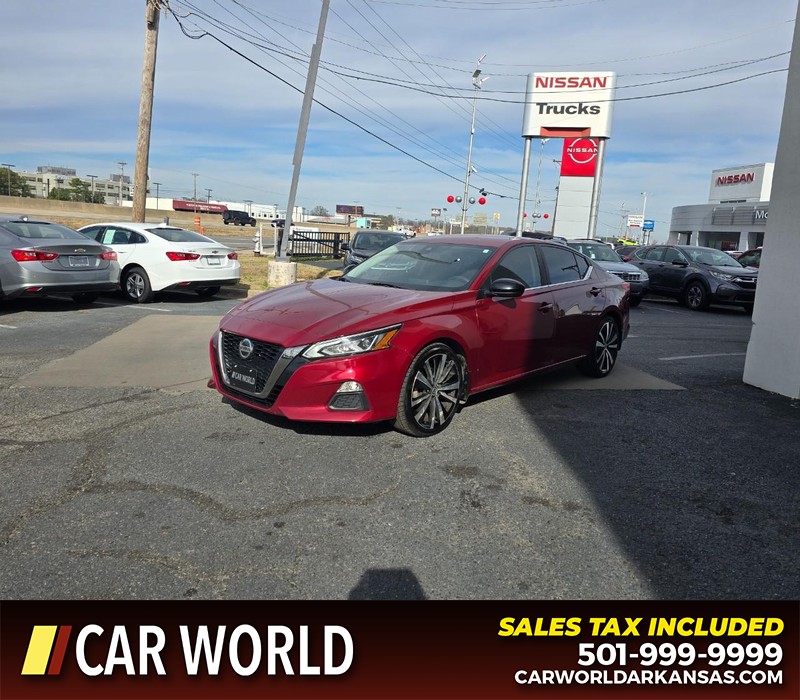 Nissan Altima Vehicle Full-screen Gallery Image 3