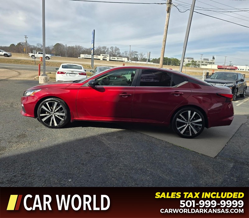 Nissan Altima Vehicle Full-screen Gallery Image 4