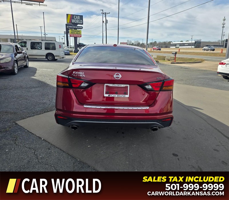 Nissan Altima Vehicle Full-screen Gallery Image 5