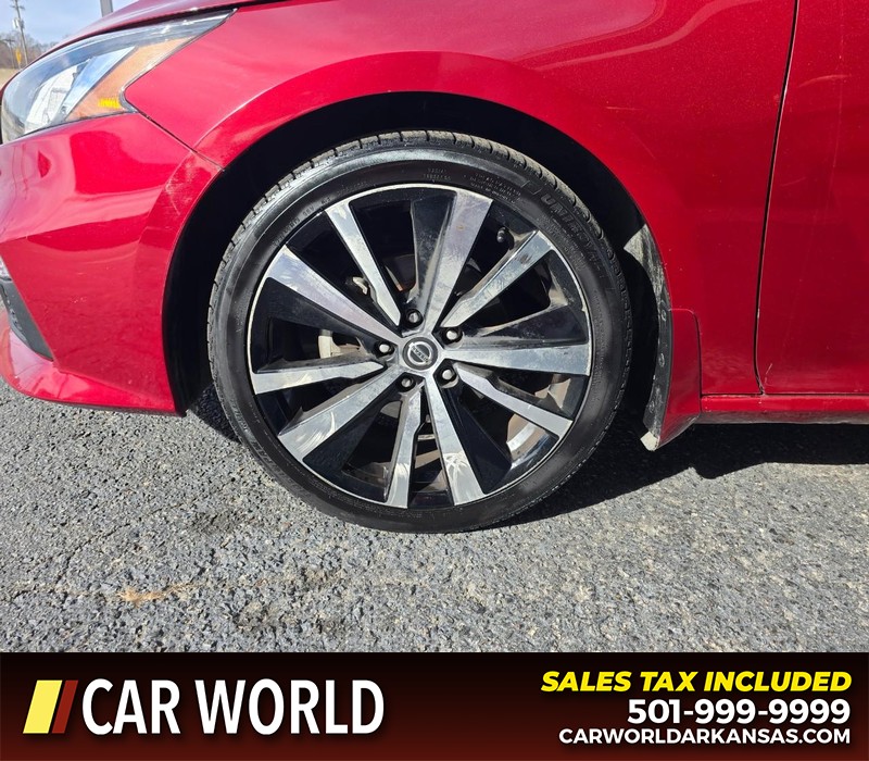 Nissan Altima Vehicle Full-screen Gallery Image 6