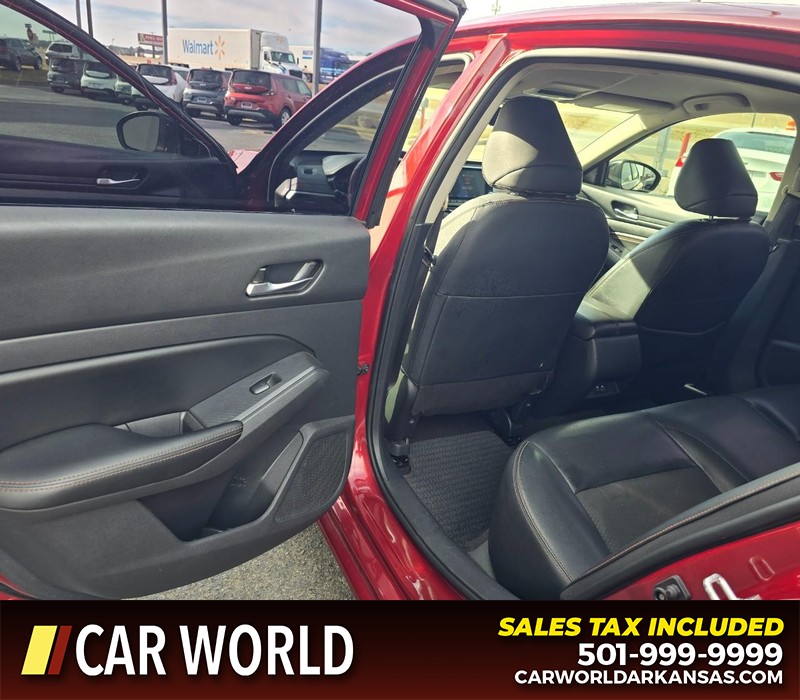 Nissan Altima Vehicle Full-screen Gallery Image 9