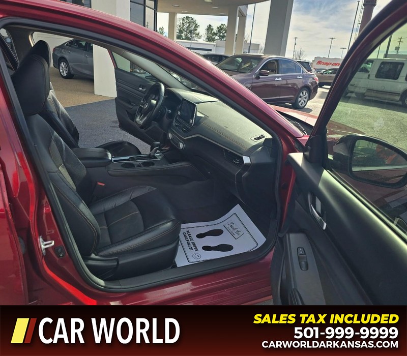 Nissan Altima Vehicle Full-screen Gallery Image 11