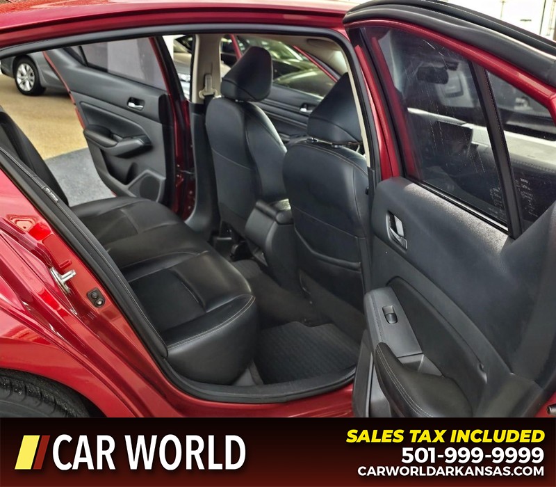 Nissan Altima Vehicle Full-screen Gallery Image 12