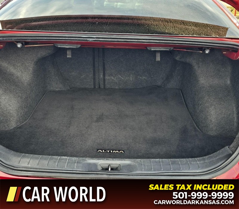 Nissan Altima Vehicle Full-screen Gallery Image 13