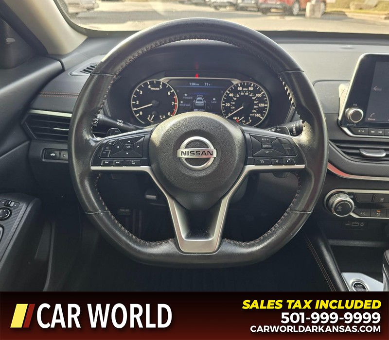 Nissan Altima Vehicle Full-screen Gallery Image 15