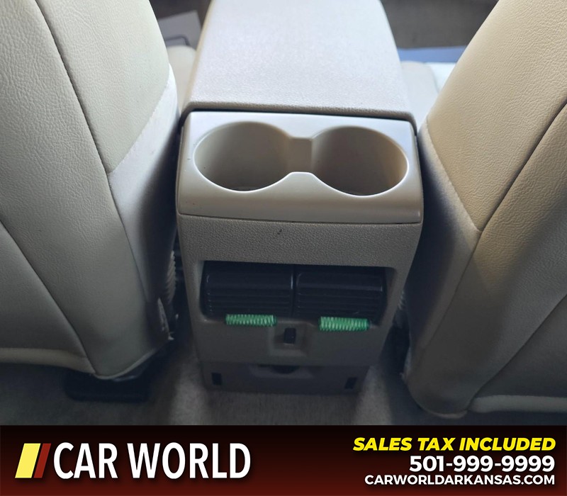 Ford Explorer Vehicle Full-screen Gallery Image 24