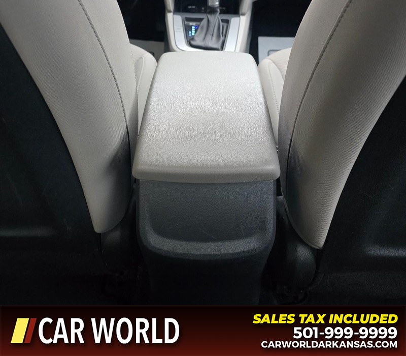 Hyundai Elantra Vehicle Full-screen Gallery Image 19