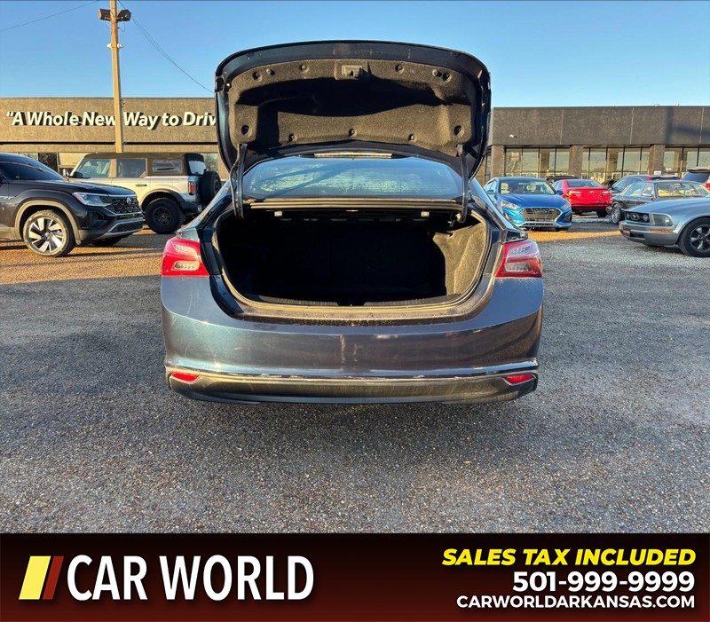 Chevrolet Malibu Vehicle Full-screen Gallery Image 5