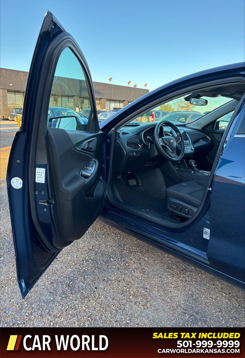 Chevrolet Malibu Vehicle Full-screen Gallery Image 12