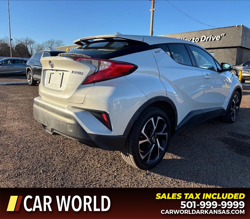 Toyota C-HR Vehicle Full-screen Gallery Image 3