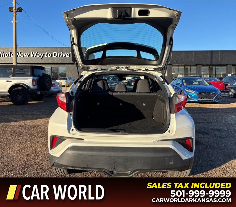 Toyota C-HR Vehicle Full-screen Gallery Image 5