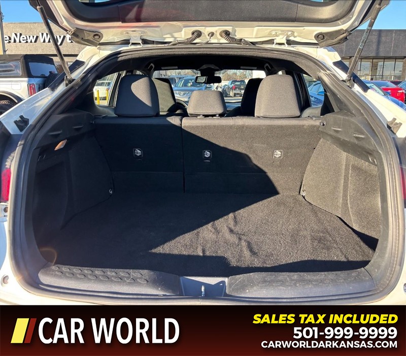 Toyota C-HR Vehicle Full-screen Gallery Image 6