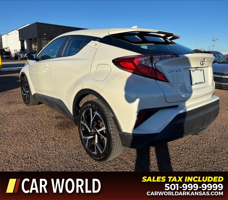 Toyota C-HR Vehicle Full-screen Gallery Image 7