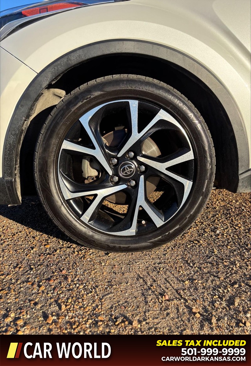 Toyota C-HR Vehicle Full-screen Gallery Image 11