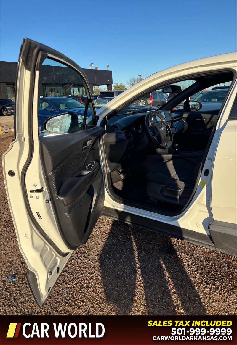 Toyota C-HR Vehicle Full-screen Gallery Image 12