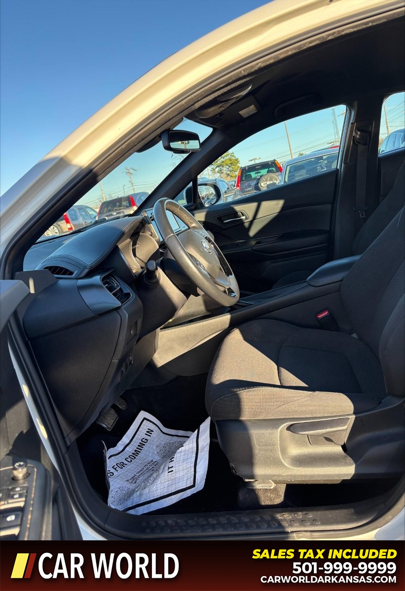 Toyota C-HR Vehicle Full-screen Gallery Image 13