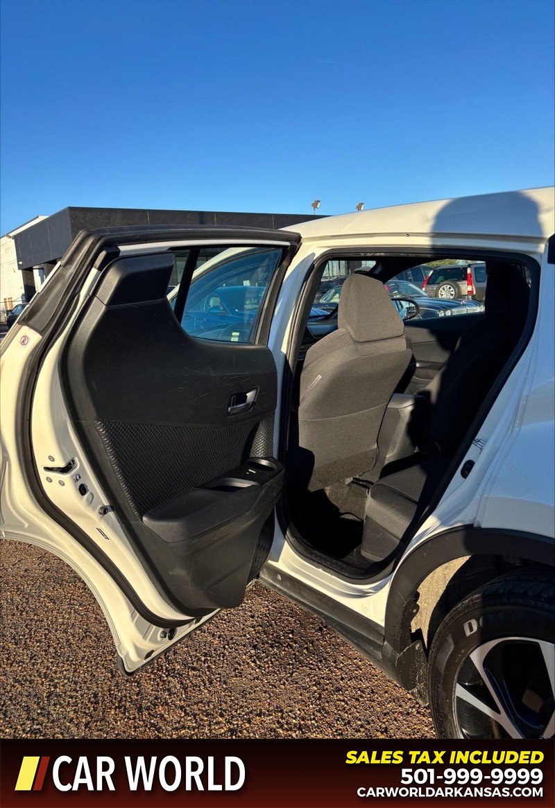 Toyota C-HR Vehicle Full-screen Gallery Image 14